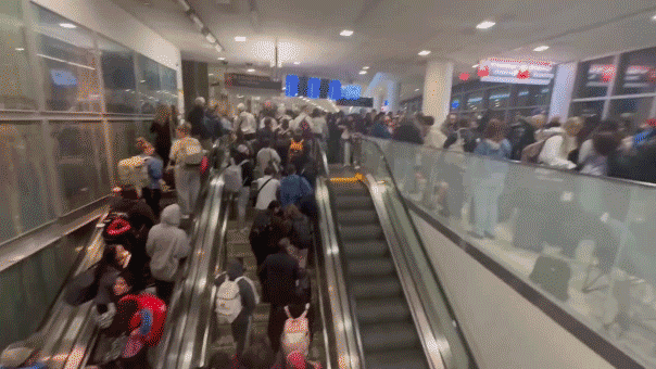 video-captures-crazy-airport-crowds-as-passengers-pour-into-terminal-after-security-checkpoints-close