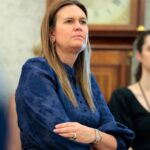 sarah-huckabee-sanders-flipped-off,-tossed-out-of-arkansas-restaurant-for-supposedly-making-staff-‘feel-threatened’