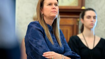 sarah-huckabee-sanders-flipped-off,-tossed-out-of-arkansas-restaurant-for-supposedly-making-staff-‘feel-threatened’