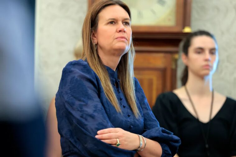 sarah-huckabee-sanders-flipped-off,-tossed-out-of-arkansas-restaurant-for-supposedly-making-staff-‘feel-threatened’