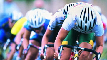 watch:-cyclist-hospitalized-after-shocking-crash-at-women’s-milan-san-remo