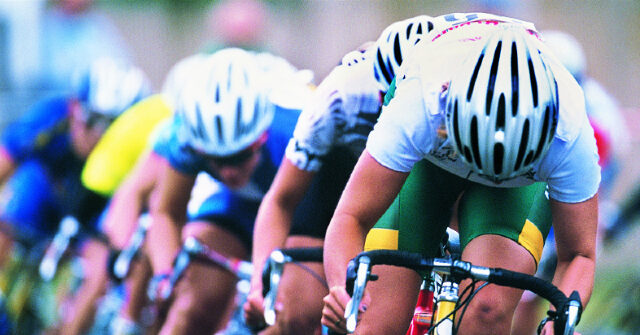 watch:-cyclist-hospitalized-after-shocking-crash-at-women’s-milan-san-remo