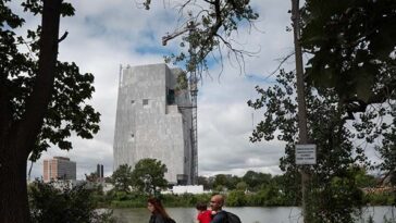 video:-chicagoans-fearing-rent-hike-near-obama-presidential-center-decide-to-unionize