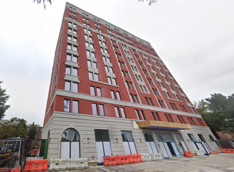 enraged-son-slashes-mom’s-home-care-attendant-in-nyc,-jumps-off-roof-to-his-death:-sources