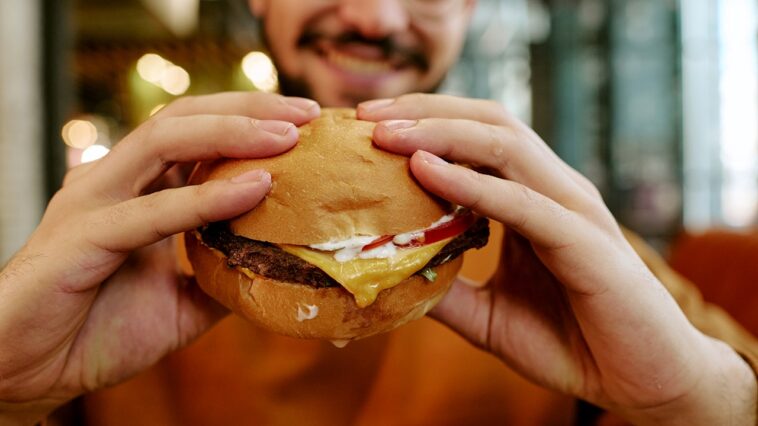 fast-food-shocker:-texas-chain-beats-mcdonald’s,-burger-king-on-value