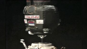 watch:-russian-cosmonaut-manually-docks-glitched-‘progress’-cargo-spacecraft-to-the-international-space-station
