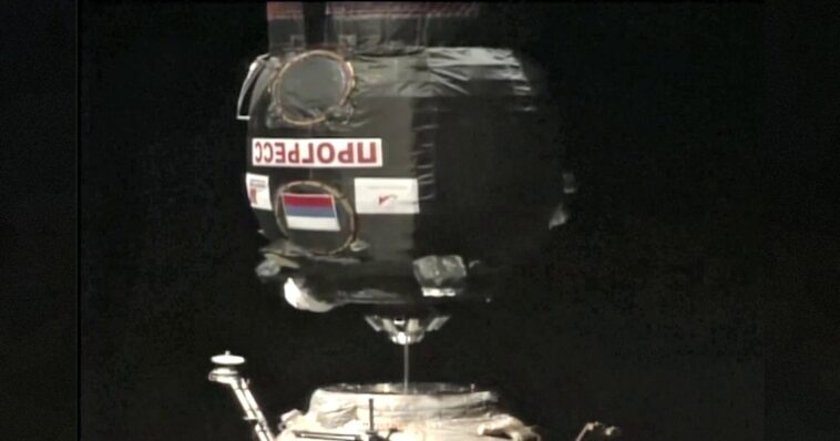 watch:-russian-cosmonaut-manually-docks-glitched-‘progress’-cargo-spacecraft-to-the-international-space-station