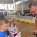 watch-–-ice-agents-pass-out-water-to-grateful-travelers:-‘they’re-here-doing-a-job’