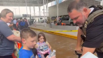 watch-–-ice-agents-pass-out-water-to-grateful-travelers:-‘they’re-here-doing-a-job’