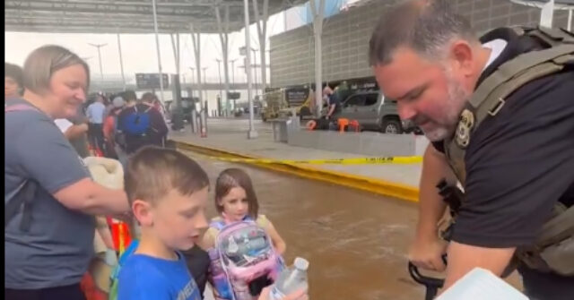 watch-–-ice-agents-pass-out-water-to-grateful-travelers:-‘they’re-here-doing-a-job’