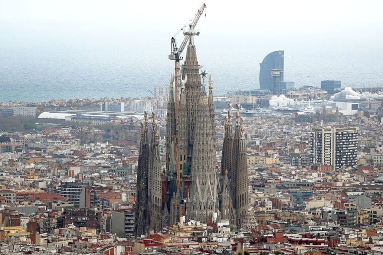 lego’s-biggest-set-ever-takes-an-unexpected-turn-and-it’s-a-win-for-tradition