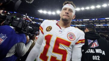 mahomes-shows-progress,-posts-video-throwing