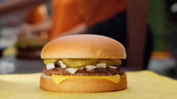 texas-fast-food-chain-delivers-best-burger-value-among-top-rivals
