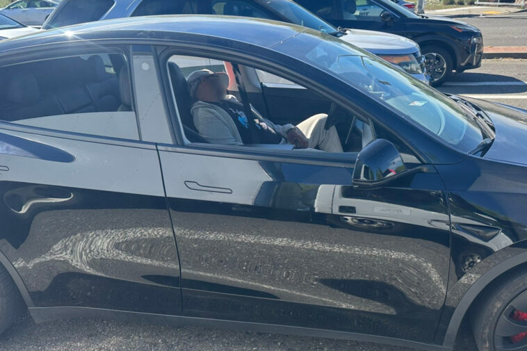 drunken-bozo-caught-passed-out-in-auto-driving-tesla-—-next-to-shocking-evidence-in-passenger-seat