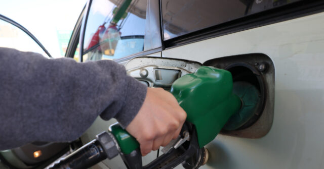 americans-unfazed-by-rising-gas-prices-in-early-weeks-of-iran-war,-gallup-finds