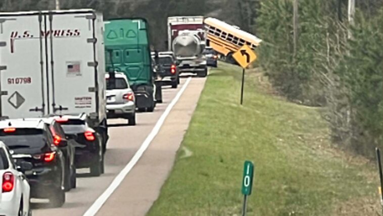 at-least-2-students-killed,-several-injured-in-school-bus-crash-in-tennessee:-‘a-parent’s-worst-nightmare’