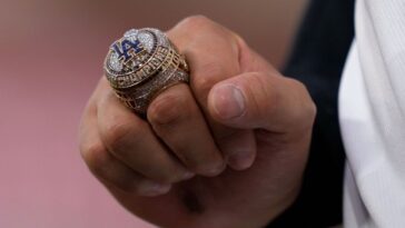 dodgers-receive-glittering-rings-for-another-title