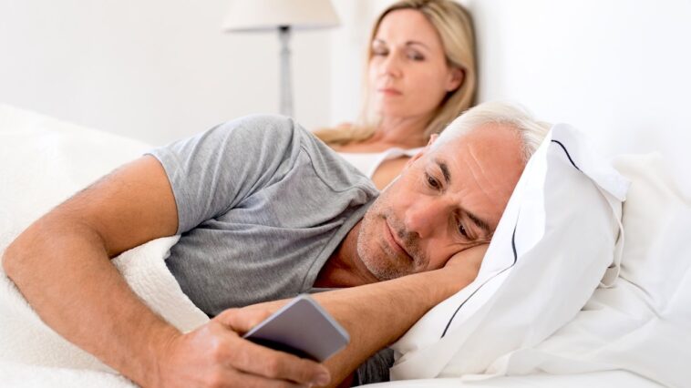 most-americans-are-doing-one-nightly-activity-that’s-wrecking-their-sleep,-expert-says