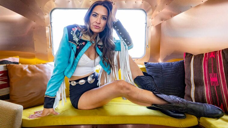 ‘goodbye-california’-anthem-sparks-firestorm-as-country-star-hits-back-at-critics:-‘right-is-right’