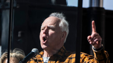 tim-walz-vows-to-‘never-leave-the-side’-of-somali-minnesotans