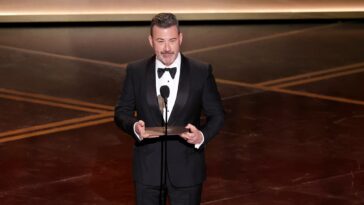 late-night-host-jimmy-kimmel-shows-up-to-‘no-kings’-protest-with-kids,-holds-‘enough-already’-sign