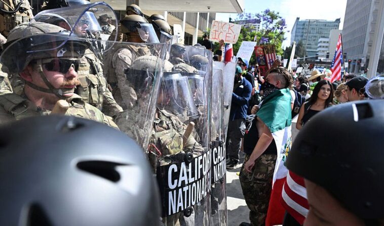 ‘no-kings’-protest-turns-into-riot-as-projectiles-fly,-‘kill’-message-found-on-federal-building