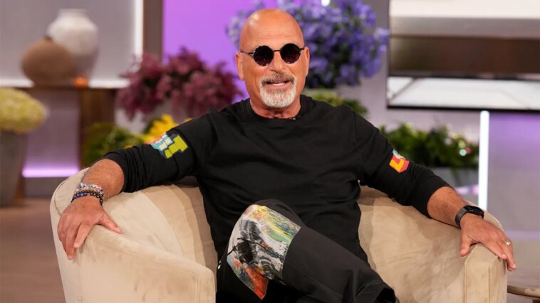 howie-mandel-says-sorry-to-kelly-ripa-after-awkward-‘live-with-kelly-and-mark’-moment