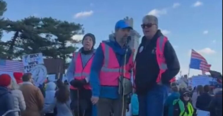 watch:-anti-trump-‘no-kings’-protesters-in-dc-rewrite-‘america-the-beautiful’-to-celebrate-open-borders