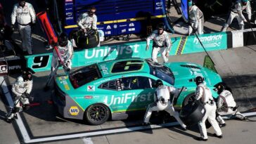 chase-elliott-gambles,-outduels-denny-hamlin-at-martinsville