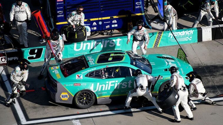 chase-elliott-gambles,-outduels-denny-hamlin-at-martinsville