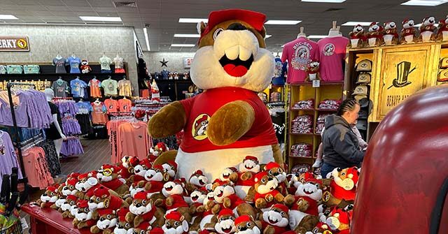 photos:-couple-marries-while-‘smiling-and-giggling’-at-buc-ee’s-in-tennessee