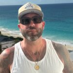 new-york-traveler-goes-viral-after-backing-ice-agents-at-airport