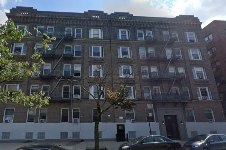 nyc-teen-attacked-by-kitchen-knife-wielding-stranger-who-asked-him-about-gangs:-cops