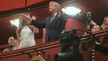 trump,-first-lady-applauded-at-opening-night-of-‘chicago’-at-the-trump-kennedy-center
