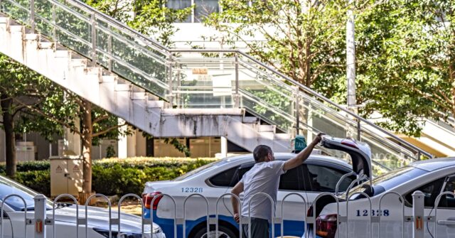 self-driving-chinese-robotaxis-stall-in-apparent-‘malfunction’:-police