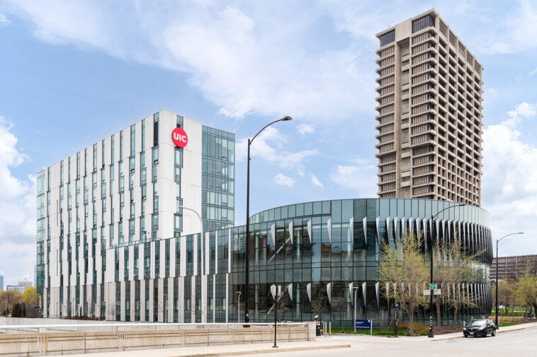 university-of-illinois-chicago-accused-of-failing-to-protect-jewish-students-from-antisemitism:-‘surrounded-and-mobbed’