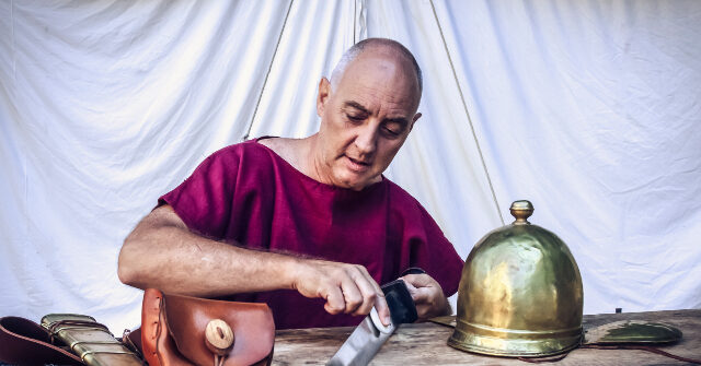 divers-find-2,000-year-old-roman-gladius-sword-in-shipwreck