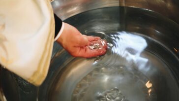 france-breaks-historical-record-with-more-than-13,000-adults-and-8,000-adolescents-who-will-receive-baptism-at-the-2026-easter-vigil