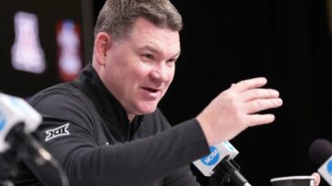 arizona’s-tommy-lloyd-keeping-mum-as-unc-rumors-swirl:-‘nothing-is-distracting-me’