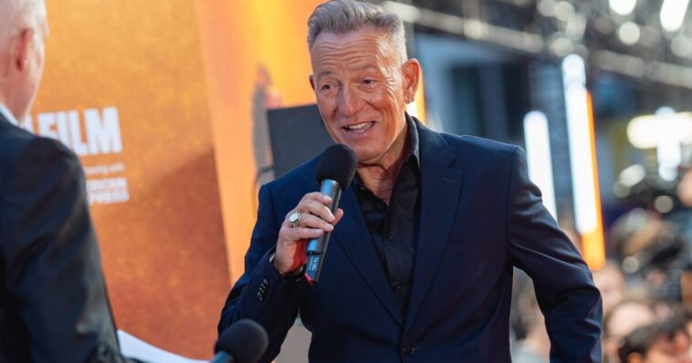 time-magazine-gets-dragged-for-cringeworthy-review-of-bruce-springsteen’s-‘resist’-concert