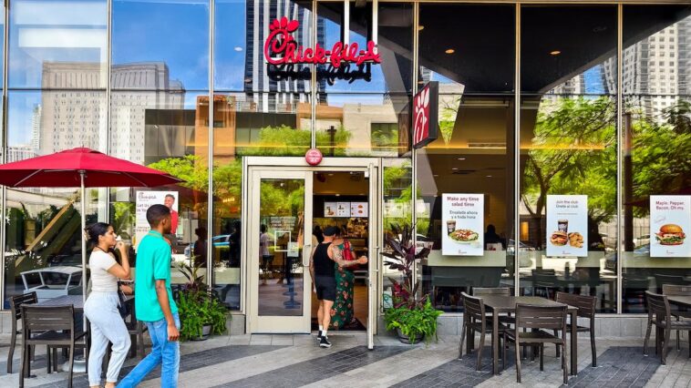 i-made-my-parents-try-chick-fil-a’s-phone-free-challenge,-but-i-didn’t-see-this-coming