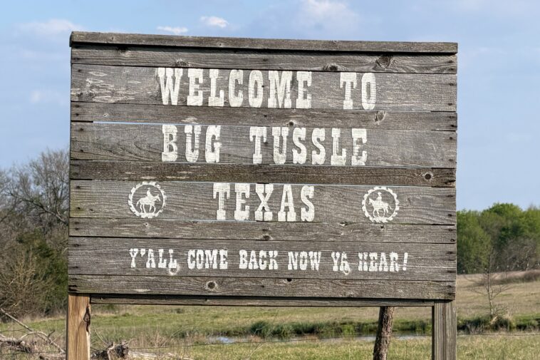 texas-town’s-‘bug-tussle’-sign-stolen-at-least-70-times-by-passing-motorists-—-as-all-15-residents-come-together-to-stop-ridiculous-trend