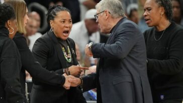 geno-auriemma-apologizes-for-dawn-staley-confrontation-after-uconn’s-final-four-loss:-‘no-excuse’