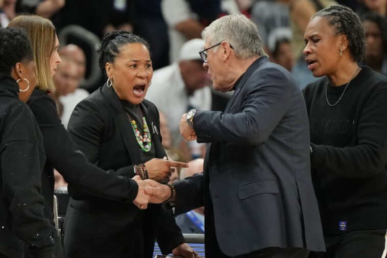geno-auriemma-apologizes-for-dawn-staley-confrontation-after-uconn’s-final-four-loss:-‘no-excuse’