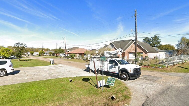 at-least-13-people-injured-after-vehicle-slams-into-louisiana-parade:-sheriff’s-office