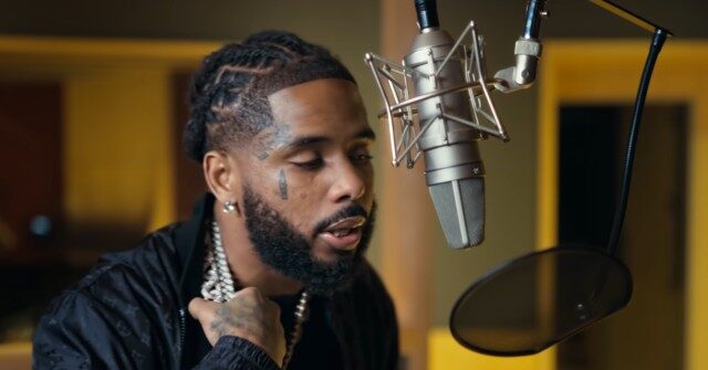 doj:-rapper-pooh-shiesty,-wearing-an-ankle-monitor-&-accompanied-by-his-father,-held-music-exec-at-gunpoint-in-studio,-demanding-contract-release
