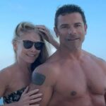 kelly-ripa-says-she-has-a-secret-signal-that-tells-mark-consuelos-she’s-not-in-the-mood