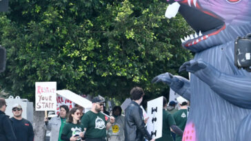 screenwriters-union-and-hollywood-studios-reach-four-year-tentative-agreement