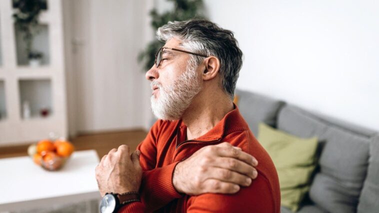 unexplained-shoulder-pain-could-signal-dangerous-health-condition,-doctor-warns