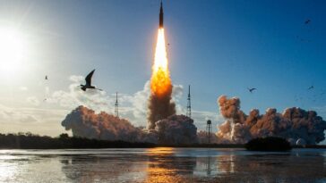 watch-live:-artemis-ii-phones-home-during-lunar-flyby